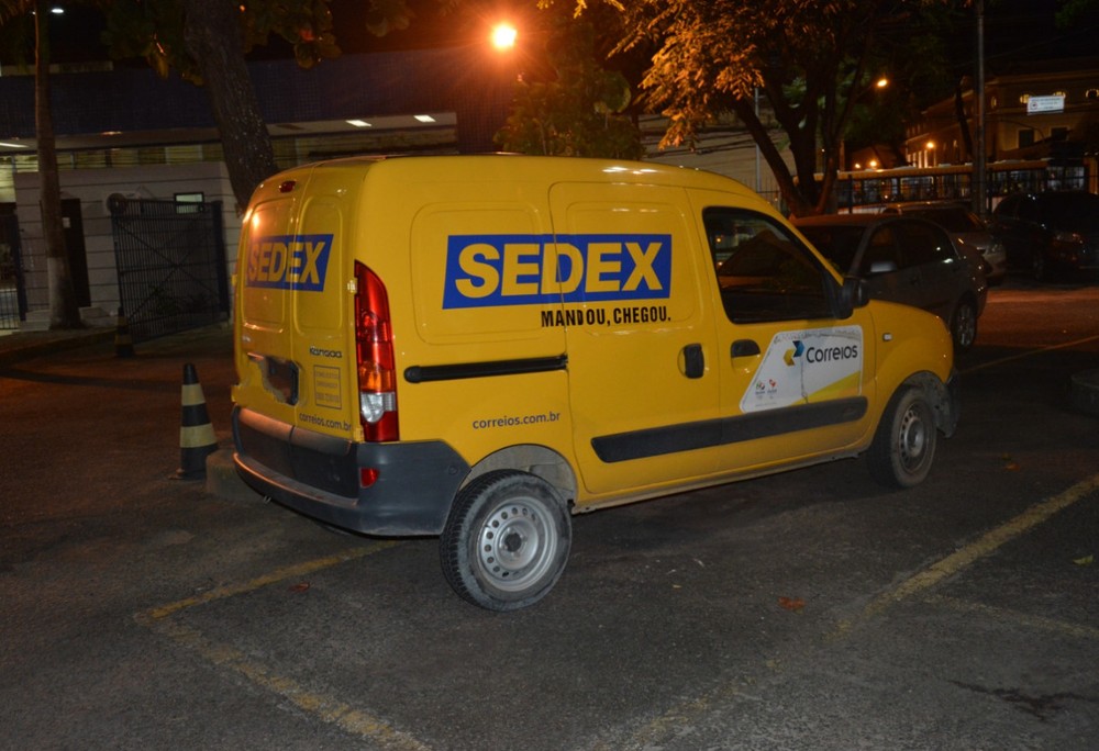 Carro dos correios assaltado