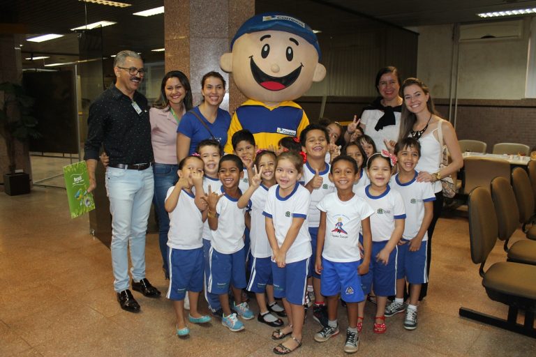 Crianças conhecem serviços postais e se encantam pelo universo da filatelia