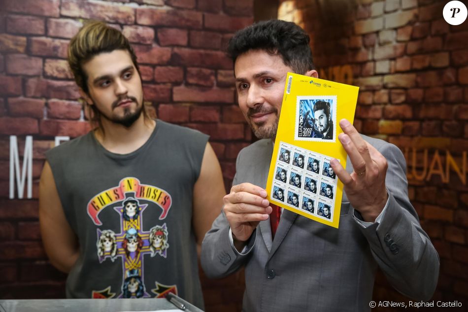 Luan Santana ganha selo com seu rosto em homenagem aos 10 anos de carreira
