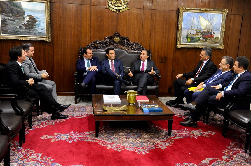 Presidente dos Correios discute com Eunício solução para bancos postais