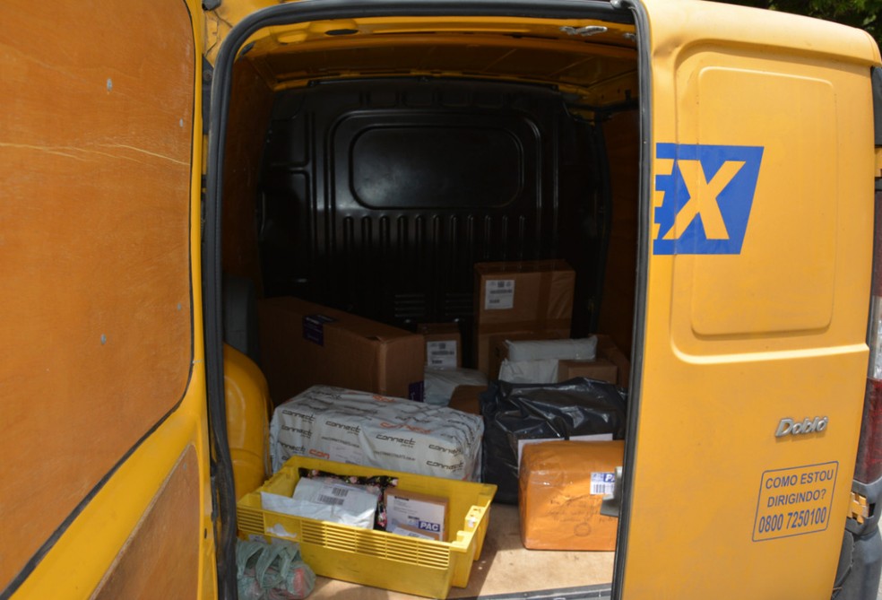 Carros dos Correios e Telégrafos são alvos de assaltantes e bandidos levam encomendas