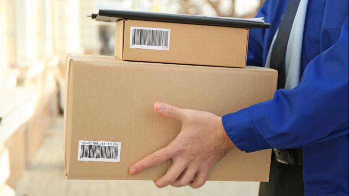 entregador caixas azul mão