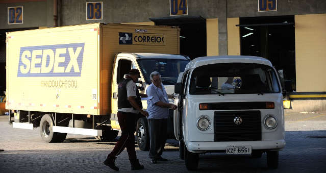 correios caminhão kombi pessoas
