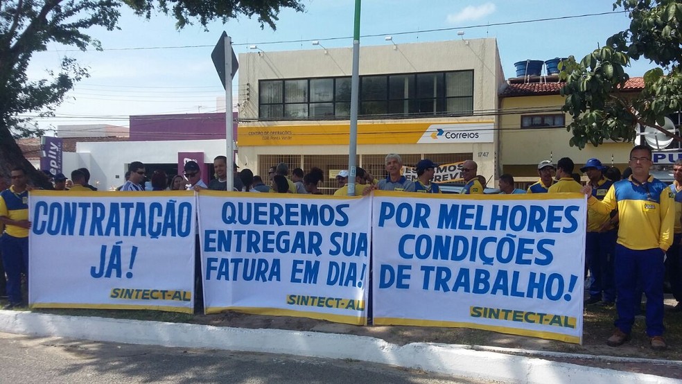 greve protesto pessoas faixas