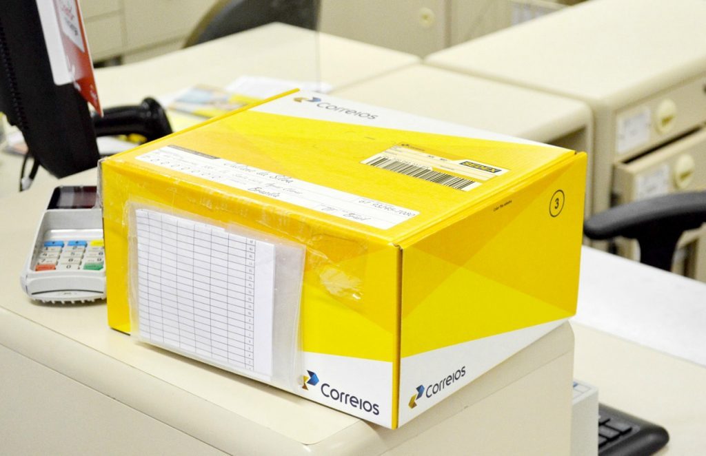 caixa amarela papelão