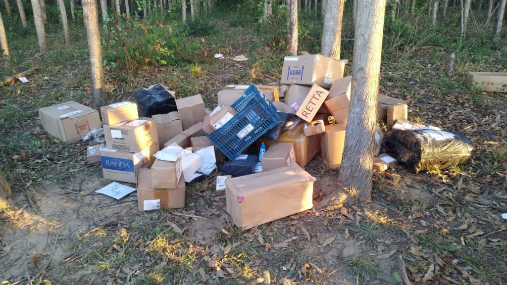 Homens assaltam carro dos Correios e fazem motorista refém em Campos, no RJ