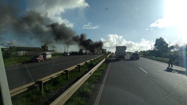 Terceirizados dos Correios queimam pneus em protesto na Via Parafuso