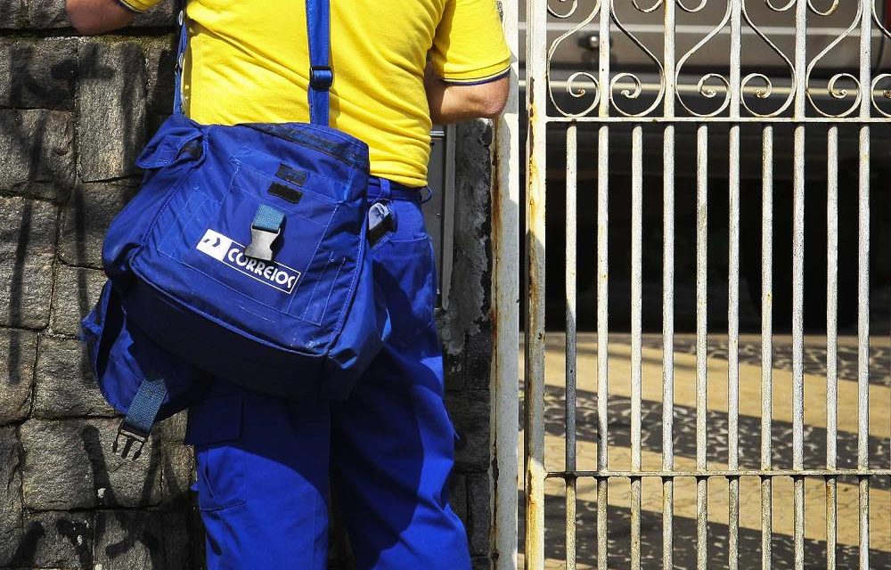 carteiro mala azul portão