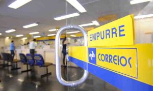 porta correios vidro empurre logo