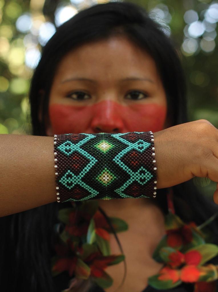 Indígenas usam os Correios para exportar suas artes